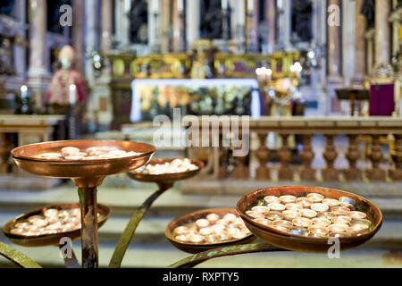 Napoli Campania Italia. Cattedrale di Napoli (Duomo di Napoli - Cattedrale di Santa Maria Assunta o la Cattedrale di San Gennaro) è un cattolico romano cathedra Foto Stock