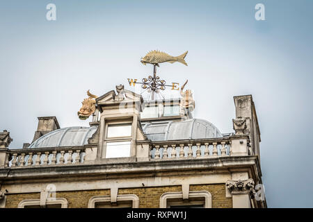 Pesce weathervane sullaparte superiore del vecchio mercato di Billingsgate ora ribattezzato il vecchio mercato di Billingsgate nella città di Londra, Regno Unito Foto Stock