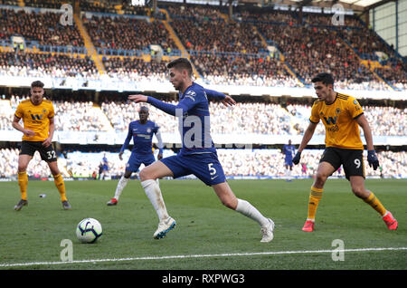 Chelsea's Jorginho (centro) in azione durante il match di Premier League a Stamford Bridge, Londra. Foto Stock