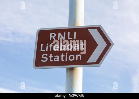 Brown cartello turistico di indicazione di direzione RNLI scialuppa di salvataggio stazione St Annes On Sea costa di Fylde Febbraio 2019 Foto Stock