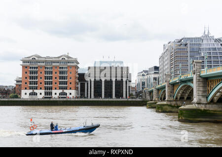 Il Financial Times gli uffici della sede centrale e sul lato sud del fiume Tamigi a Southwark Bridge, London, Regno Unito Foto Stock