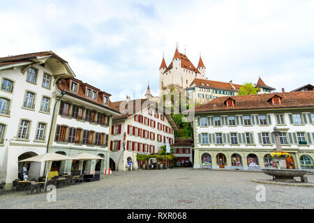 Piazza della Città Vecchia nella città di Thun nel Canton Berna, Svizzera Foto Stock