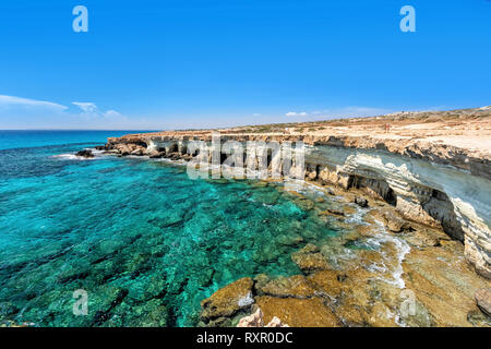 Vista della scogliera con grotte marine sul Cape Greco nei pressi di Ayia Napa, Cipro Foto Stock
