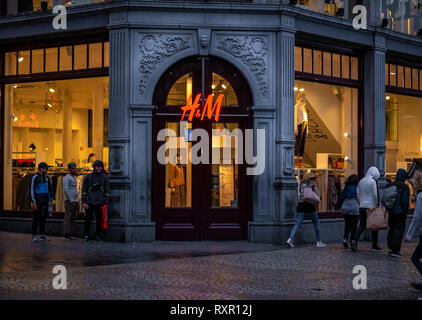 Amsterdam, Paesi Bassi - 26 agosto 2018: H&M store a Parigi. H & M Hennes & Mauritz AB è una multinazionale svedese retail-società di abbigliamento, noto per Foto Stock