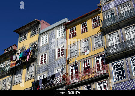 Porto, Portogallo - 4 Marzo 2015: il vecchio e colorata Ribeira case Foto Stock