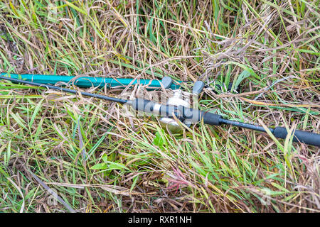 La filatura con bobina baitcasting sull'erba Foto Stock