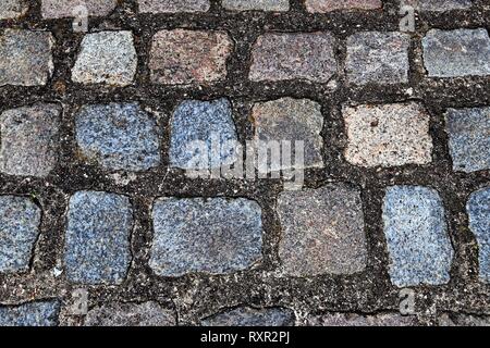 Vista ravvicinata della prospettiva diversa sul terreno in ciottoli di superfici prese sulla Germania settentrionale strade Foto Stock