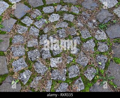 Vista ravvicinata della prospettiva diversa sul terreno in ciottoli di superfici prese sulla Germania settentrionale strade Foto Stock