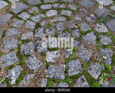 Vista ravvicinata della prospettiva diversa sul terreno in ciottoli di superfici prese sulla Germania settentrionale strade Foto Stock