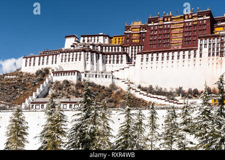 Il famoso palazzo del Potala su una soleggiata giornata invernale a Lhasa in Tibet, in Cina. Foto Stock