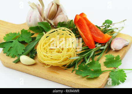 Selezione degli ingredienti per la pasta sulla tavola di legno, primo piano Foto Stock