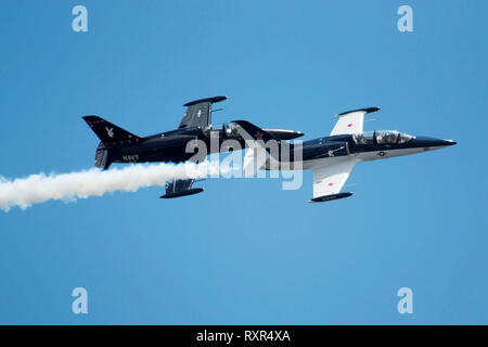 Wantagh, NY, Stati Uniti d'America - 26 Maggio 2017: Getti volare in formazione durante la pratica mostra per l'air show che si svolgeranno i prossimi due giorni durante il memorial day weeken Foto Stock