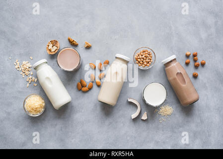 Varie impianto vegana a base di latte e ingredienti, vista dall'alto, copia dello spazio. Dairy libero sostituto di latte da bere, mangiare sano. Foto Stock