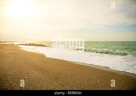 Vista sul mare dalla spiaggia di Capo d'Orlando con le sue spiagge sulla costa nord della Sicilia, Italia Foto Stock