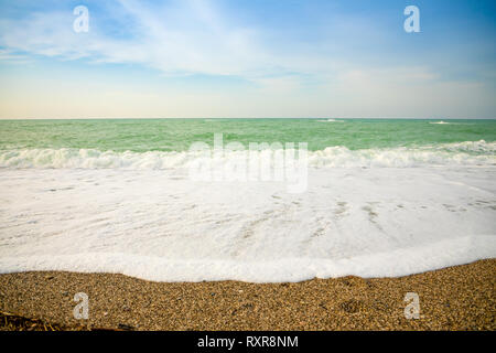 Vista sul mare dalla spiaggia di Capo d'Orlando con le sue spiagge sulla costa nord della Sicilia, Italia Foto Stock