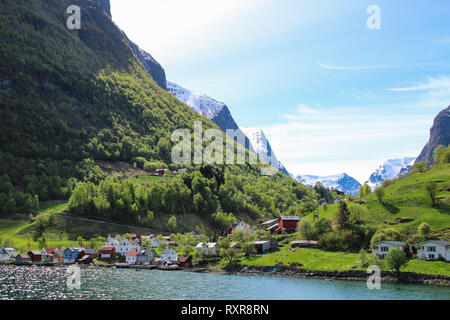 Calma e tranquillità del piccolo villaggio sulla costa del fiordo di Sogne, Norvegia Foto Stock