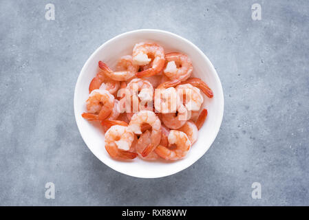 Gamberi, gamberetti nella ciotola, vista dall'alto, copia dello spazio. Piatti a base di frutti di mare freschi ingredienti - Code di gamberi pronti per la cottura. Gamberi bolliti. Foto Stock