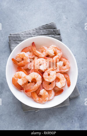 Gamberi, gamberetti nella ciotola, vista dall'alto, copia dello spazio. Piatti a base di frutti di mare freschi ingredienti - Code di gamberi pronti per la cottura. Gamberi bolliti. Foto Stock