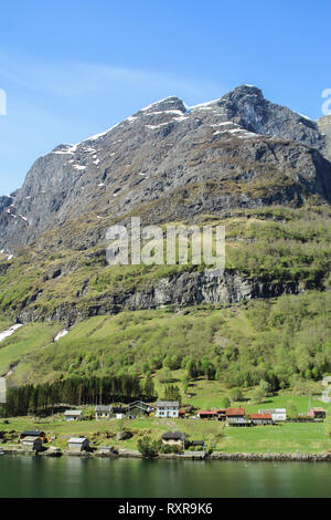 Calma e tranquillità del piccolo villaggio sulla costa del fiordo di Sogne, Norvegia Foto Stock