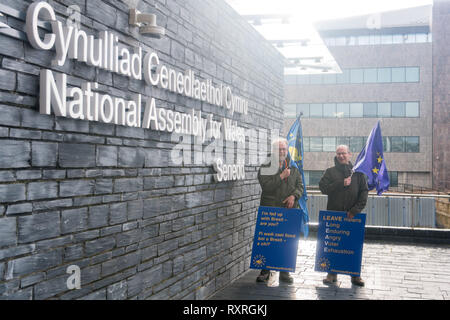 Cardiff, Galles, UK. Il 10 marzo 2019. Edmund lati set fuori dall'edificio Senedd nella Baia di Cardiff sul Cardiff - Newport tappa del suo cammino. Egli sta camminando da Swansea a Londra per unirsi al voto popolare marzo il 23 marzo. L'impostazione off da Swansea mercoledì 6 marzo, ed ha lo scopo di arrivare a Londra il 22 marzo, nel tempo di unirsi ad altri Swansea per l'Europa gli attivisti che sarà battenti bandiera per Swansea al voto popolare marzo. Il marzo scorso, in ottobre, è stato uno dei più grandi nella storia britannica, disegno 700.000 persone. Credito: Polly Thomas/Alamy Live News Foto Stock