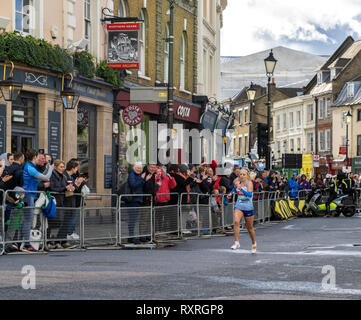 Londra, Regno Unito. 10 mar 2019. Charlotte Purdue sprint al traguardo a difendere con successo la sua vitalità grande la metà del titolo. Credito: AndKa/Alamy Live News Foto Stock