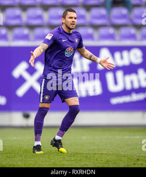 Aue, Germania. 09Mar, 2019. Calcio: Seconda Bundesliga, Erzgebirge Aue - SC Paderborn 07, XXV Giornata nel Sparkassen-Erzgebirgsstadion. Aues Pascal Testroet gesticolò. Credito: Robert Michael/dpa-Zentralbild/dpa - NOTA IMPORTANTE: In conformità con i requisiti del DFL Deutsche Fußball Liga o la DFB Deutscher Fußball-Bund, è vietato utilizzare o hanno utilizzato fotografie scattate allo stadio e/o la partita in forma di sequenza di immagini e/o video-come sequenze di foto./dpa/Alamy Live News Foto Stock