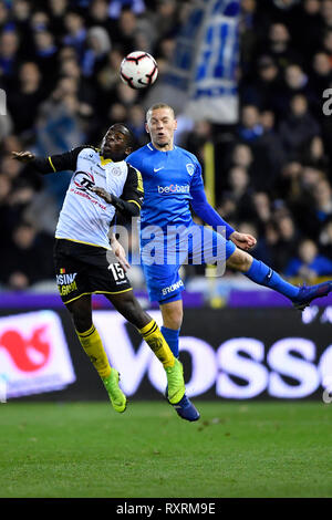 GENK, Belgio - 10 Marzo : Dylan Mbayo di Lokeren e Casper De Norre di Genk lotta per la palla durante la Jupiler Pro League Match Day 29 tra KRC Genk e Sporting Lokeren su Marzo 10, 2019 a Genk, in Belgio . ( Foto da Johan Eyckens / Isosport) Foto Stock