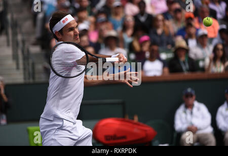 Indian Wells, California, Stati Uniti d'America. 10 Marzo 2019: Roger Federer in azione contro Peter Gojowczyk durante il BNP Paribas Open a Indian Wells Tennis Garden di Indian Wells, California Giovanni verde/CSM Credito: Cal Sport Media/Alamy Live News Foto Stock