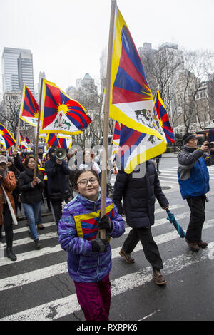 New York, Stati Uniti d'America. 10 mar 2019. Tibetani in esilio si sono riuniti nella città di New York presso le Nazioni Unite il 10 marzo 2019, che segna il sessantesimo anniversario dell'insurrezione tibetana e hanno marciato al Consolato Cinese per protestare contro la continua occupazione del Tibet e la repressione del popolo tibetano e della cultura. Credito: David Grossman/Alamy Live News Foto Stock