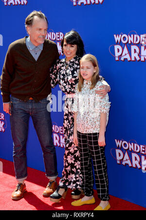 Los Angeles, Stati Uniti d'America. Decimo Mar, 2019. LOS ANGELES, CA. Marzo 10, 2019: Constance Zimmer, Russ Lamoureux & Colette Zoe Lamoureux alla premiere di 'Wonder Park' al Regency Village Theatre. Credito Foto: Paul Smith/Alamy Live News Foto Stock