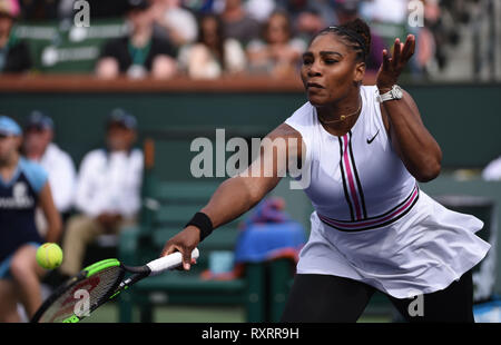 Indian Wells, California, Stati Uniti d'America. 10 Marzo 2019: Serena Williams in azione contro Garbine Muguruza durante il BNP Paribas Open a Indian Wells Tennis Garden di Indian Wells, California Giovanni verde/CSM Credito: Cal Sport Media/Alamy Live News Foto Stock