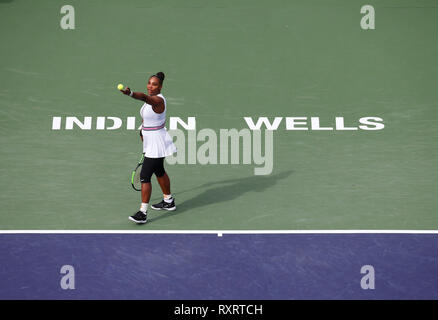 Indian Wells, California, Stati Uniti d'America. Decimo Mar, 2019. Serena Williams serve a Garbine Muguruza (ESP) durante il 2019 BNP Paribas Open a Indian Wells Tennis Garden di Indian Wells, California. Charles Baus/CSM Credito: Cal Sport Media/Alamy Live News Foto Stock