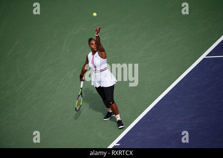 Indian Wells, California, Stati Uniti d'America. Decimo Mar, 2019. Serena Williams serve a Garbine Muguruza (ESP) durante il 2019 BNP Paribas Open a Indian Wells Tennis Garden di Indian Wells, California. Charles Baus/CSM Credito: Cal Sport Media/Alamy Live News Foto Stock