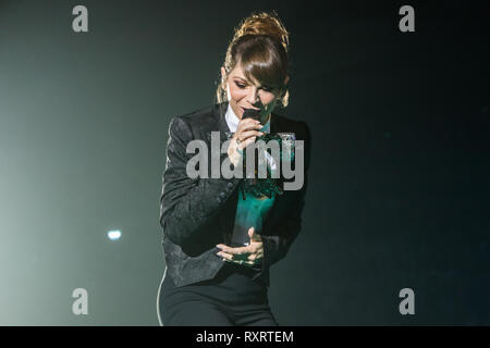 Milano, Italia. Decimo Mar, 2019. Il pop italiano/cantante soul Alessandra Amoroso esibirsi dal vivo sul palco al Mediolanum Forum durante il '10 Tour 2019' Credit: Rodolfo Sassano/Alamy Live News Foto Stock