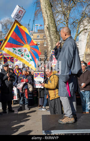 Londra, UK, 10 marzo 2019. Free Tibet dimostrazione. Centinaia di tibetani e sostenitori terrà una manifestazione di protesta di fronte 10 Downing Street a Whitehall per commemorare il loro sessantesimo insurrezione nazionale il giorno. Dopo un rally in Richmond Terrace, i manifestanti hanno marciato in ambasciata cinese. Credito: Stephen Bell/Alamy Live News. Foto Stock