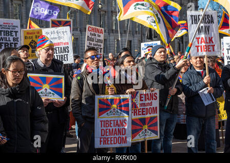 Londra, UK, 10 marzo 2019. Free Tibet dimostrazione. Centinaia di tibetani e sostenitori terrà una manifestazione di protesta di fronte 10 Downing Street a Whitehall per commemorare il loro sessantesimo insurrezione nazionale il giorno. Dopo un rally in Richmond Terrace, i manifestanti hanno marciato in ambasciata cinese. Credito: Stephen Bell/Alamy Live News. Foto Stock