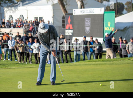 Newport Beach, California, Stati Uniti d'America. Decimo Mar, 2019. Kirk tripletta putts al diciottesimo verde per vincere la Hoag Classic presso il Newport Beach Country Club in Newport Beach, in California, il 10 marzo 2019. Credito: Doug Gifford/ZUMA filo/Alamy Live News Foto Stock