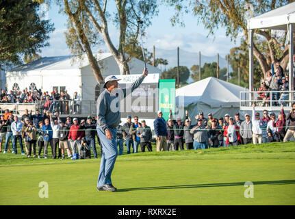 Newport Beach, California, Stati Uniti d'America. Decimo Mar, 2019. Kirk tripletta reagisce dopo sinkiing il putt vincente su xviii verde del Hoag Classic presso il Newport Beach Country Club in Newport Beach, in California, il 10 marzo 2019. Credito: Doug Gifford/ZUMA filo/Alamy Live News Foto Stock