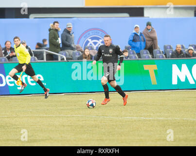 New York, Stati Uniti. Decimo Mar, 2019. New York, NY - Marzo 10, 2019: Wayne Rooney (9) di DC Uniti controlla la sfera durante la MLS di gioco normale contro NYCFC allo Yankee Stadium gioco terminato in goalless draw Credito: lev radin/Alamy Live News Foto Stock