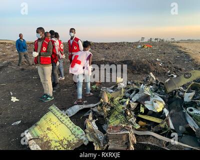 (190311) -- Pechino, 11 marzo 2019 (Xinhua) -- soccorritori lavoro accanto al relitto di un'Ethiopian Airlines' aeromobile presso il sito del crash, circa 50 km a est di Addis Abeba, capitale dell Etiopia, il 10 marzo 2019. Tutte le 157 persone a bordo Ethiopian Airlines sono morti accertati come in Africa la crescita più veloce compagnia aerea ha testimoniato con la peggiore mai incidente nella sua storia. L'incidente di domenica, che ha coinvolto un Boeing 737-800 MAX, è avvenuto pochi minuti dopo l'aereo è decollato da Addis Abeba Bole International Airport di Nairobi, in Kenya. Si è schiantato intorno Bishoftu town, la compagnia aerea ha detto. (Xinhua/Wang Foto Stock