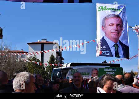 Ankara, Turchia. Decimo Mar, 2019. Un grande tabellone può essere visto durante un rally di Mansur Yavas, il mayoral candidato del principale partito d opposizione il repubblicano del Partito Popolare (CHP) e dell'opposizione turca blocco per il Metropolitan comune, davanti a elezioni locali impostato su 31.03.2019. Credito: Altan Gocher | in tutto il mondo di utilizzo/dpa/Alamy Live News Foto Stock