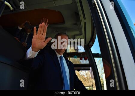 Ankara, Turchia. Decimo Mar, 2019. Mansur Yavas, il mayoral candidato del principale partito d opposizione il repubblicano del Partito Popolare (CHP) e dell'opposizione turca blocco per il Metropolitan comune, arriva in un rally prima delle elezioni locali impostato su 31.03.2019. Credito: Altan Gocher | in tutto il mondo di utilizzo/dpa/Alamy Live News Foto Stock