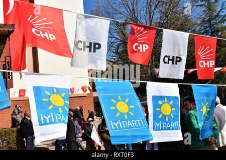 Ankara, Turchia. Decimo Mar, 2019. Bandiere di opposizione turca, blocco repubblicano del Partito Popolare (CHP) e IYI (buona), partito vengono visualizzati durante un rally prima delle elezioni locali impostato su 31.03.2019. Credito: Altan Gocher | in tutto il mondo di utilizzo/dpa/Alamy Live News Foto Stock