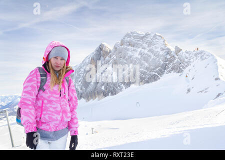 Attraente giovane donna sul ghiacciaio del Dachstein Foto Stock