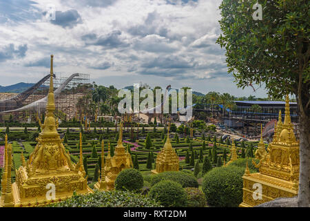 Nong Nooch giardino tropicale in Pattaya, Thailandia. Panorama panorama del giardino formale. Foto Stock