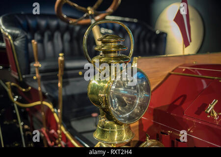 Ottone lampada dei fari auto retrò, close up Foto Stock