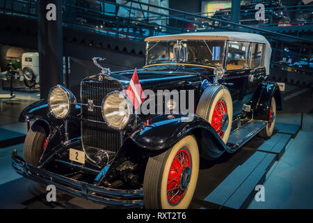 RIGA, Lettonia-Febbraio 18, 2019: 1930 Cadillac nella riga Motor Museum Foto Stock