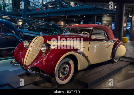 RIGA, Lettonia-Febbraio 18, 2019: 1938 Steyr nella riga Motor Museum Foto Stock