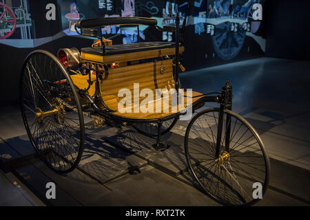 RIGA, Lettonia-Febbraio 18, 2019: 1886 Benz nella riga Motor Museum. Foto Stock