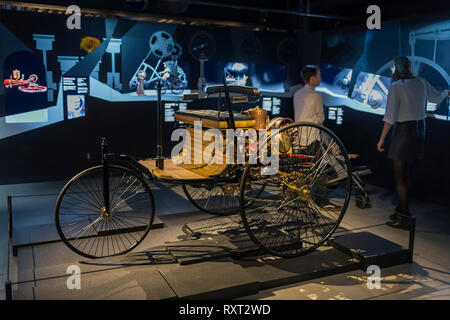 RIGA, Lettonia-Febbraio 18, 2019: 1886 Benz nella riga Motor Museum. Foto Stock